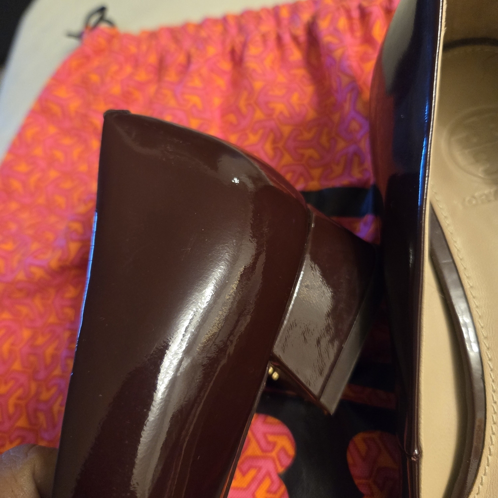 Tory Burch Women's Brown Patent Leather Logo Ballet Flats - Picture 13 of 16